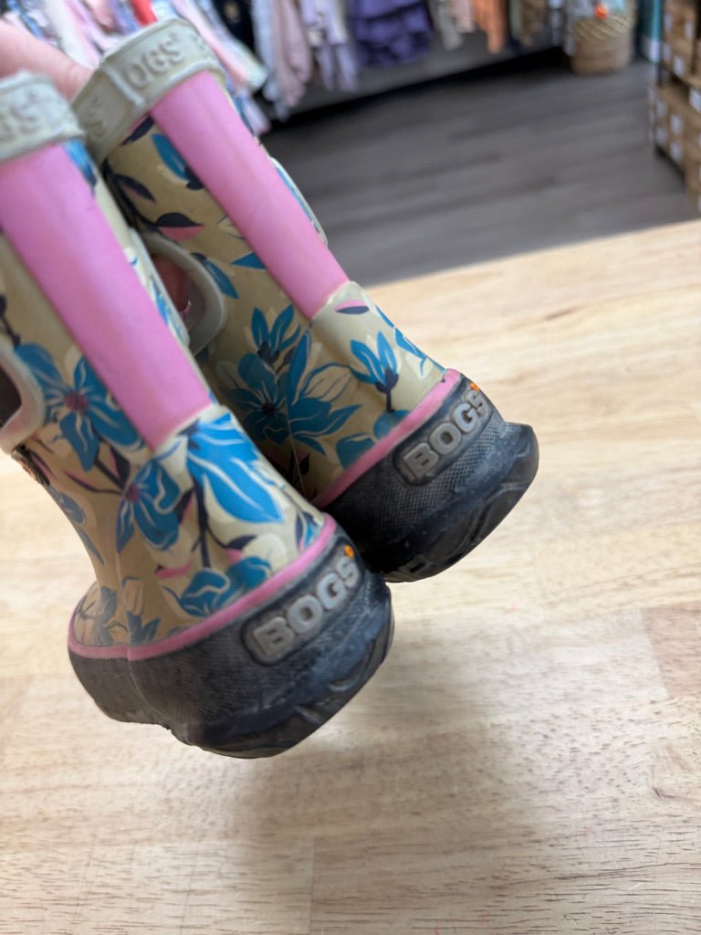 Bogs Rainboots – One Size | Blue Floral Low Rise play - Nest and Sprout - Consignment
