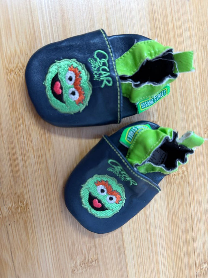 Sesame Street Oscar the Grouch Moccasins – 0–6M | Like New
