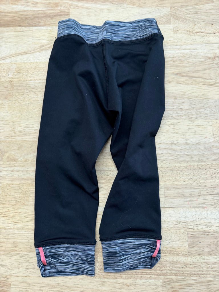 Triple Flip Capri Leggings – 4Y Est. | Black Heathered Grey Edging - Nest and Sprout - Consignment