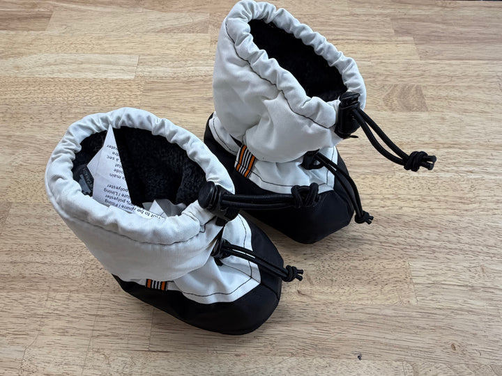 Chic-Chocs Sherpa Booties – 12–18M | White & Black -25°C Excellent