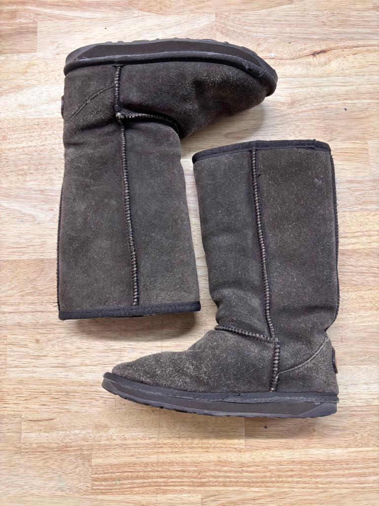 Wallaby Hi Kids Boots – Size 13