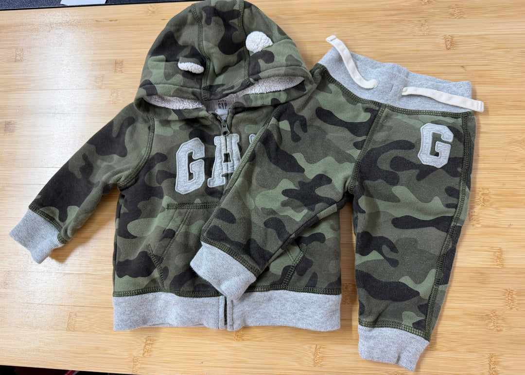 Gap Two-Piece Plush Zip-Up Hoodie and Jogger Set – 6-12 Months | Camo