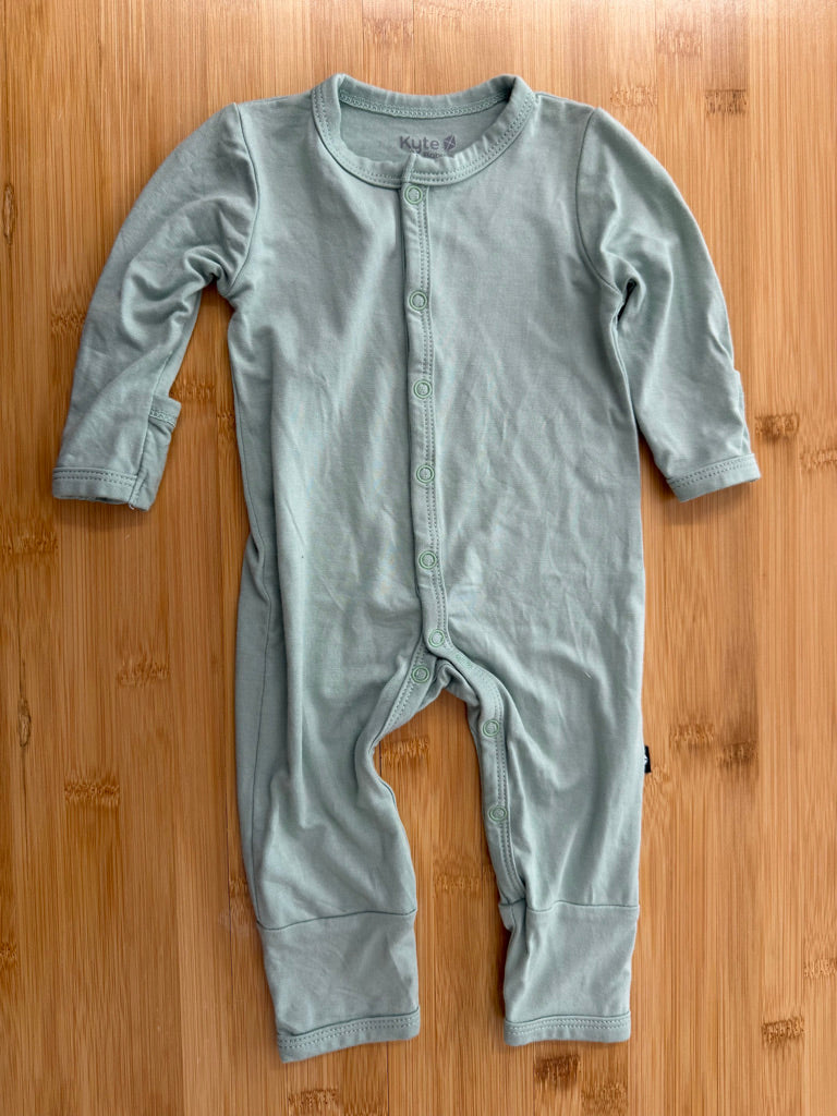 Kyte Baby Snap-Up Romper – Newborn | Light Green Fold-Over Hands
