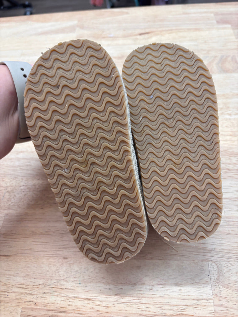 Children's Place Size 8 Canvas Shoes