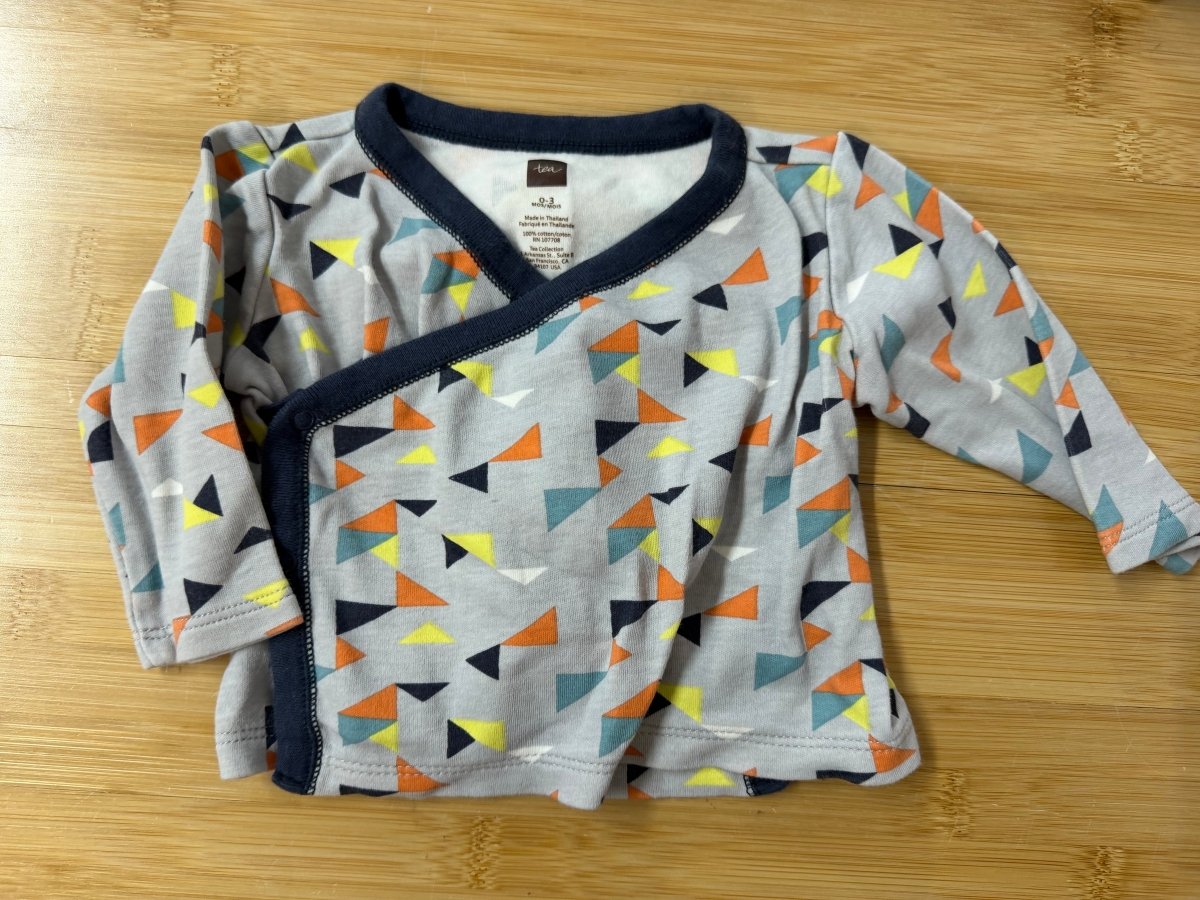 Tea Collection Triangle Print Kimono Top – 0–3M | Light Grey - Nest and Sprout-Consignment
