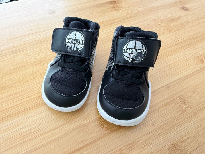 Nike Team Hustle Velcro Sneakers – 5 | Play - Nest and Sprout-Consignment