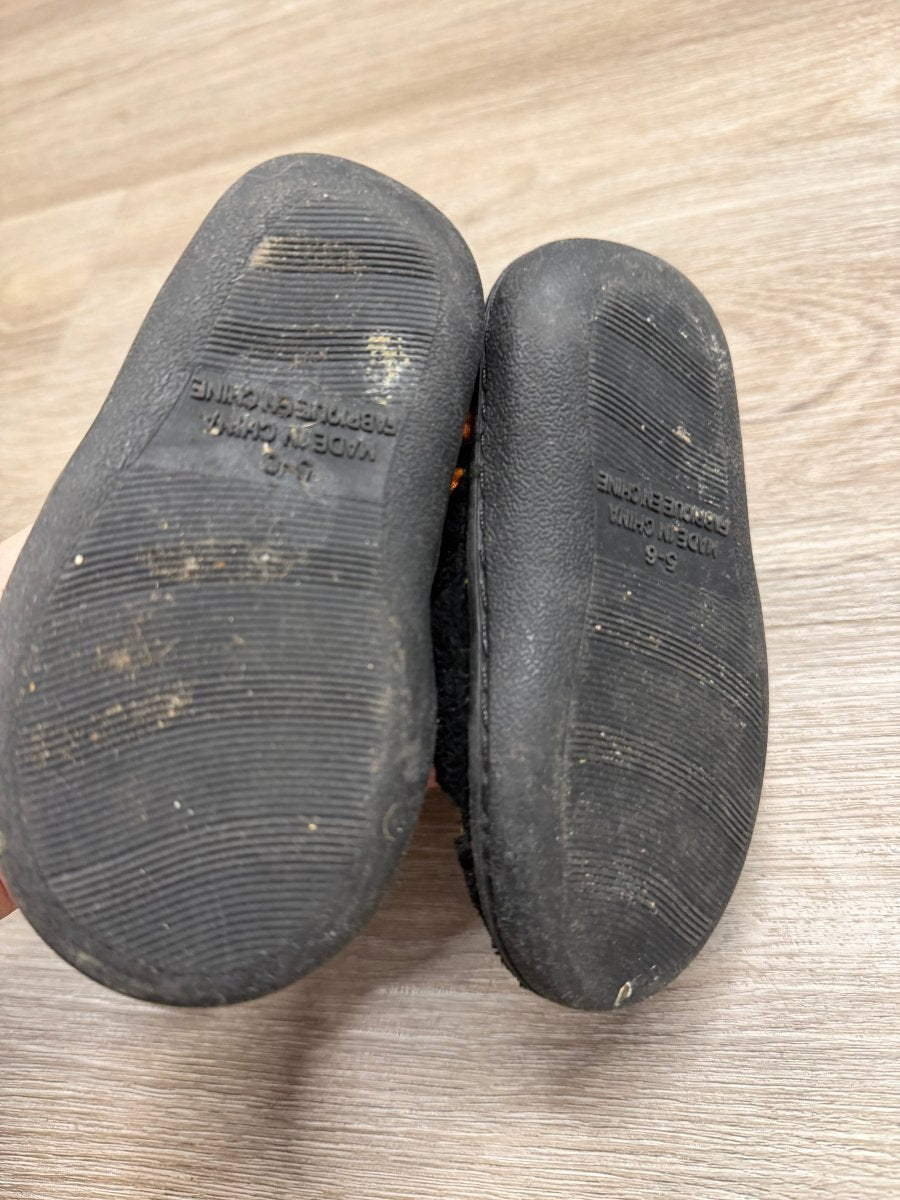 Black Dinosaur Slippers | 5/6 Dinosaur Print - Nest and Sprout - Consignment