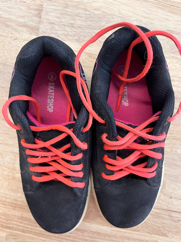 Skateshop Sneakers – Youth 5 Black & Orange