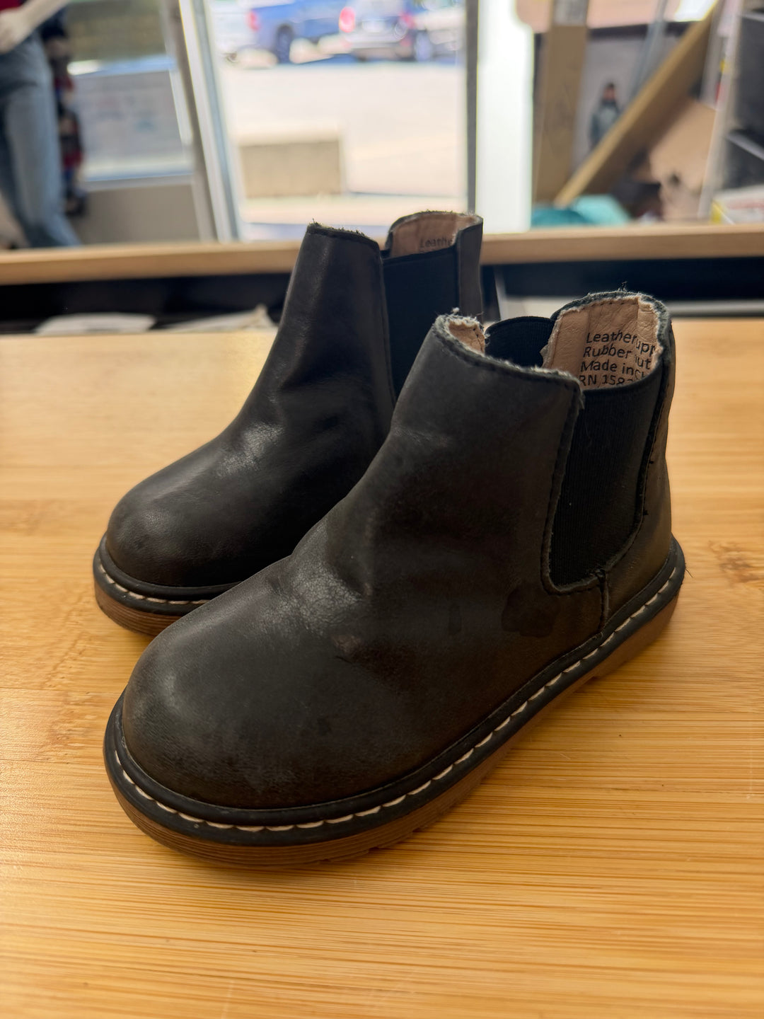 Deer Grace Black Chelsea Boot – 7 | Light Wear
