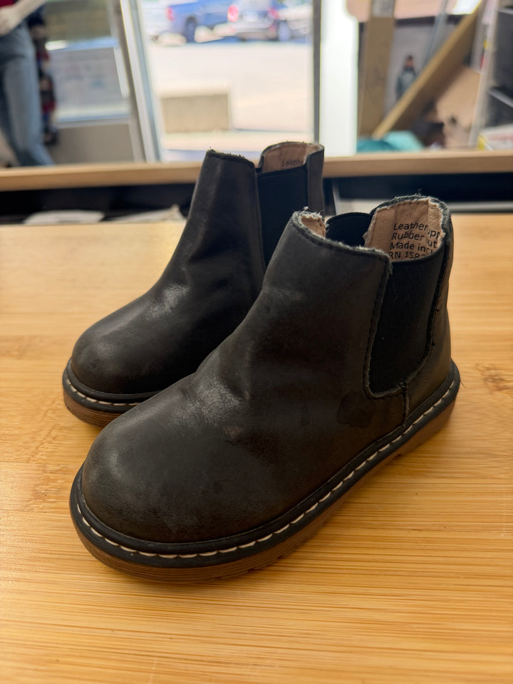 Deer Grace Black Chelsea Boot – 7 | Light Wear