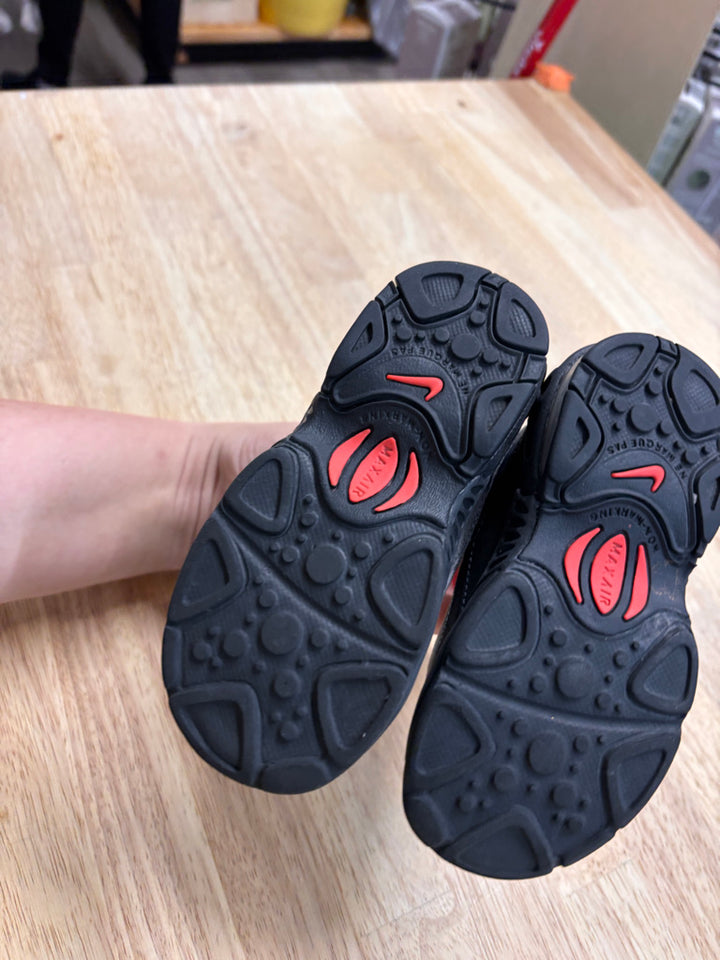 Nike Air Max Runners – Size 8 needs laces