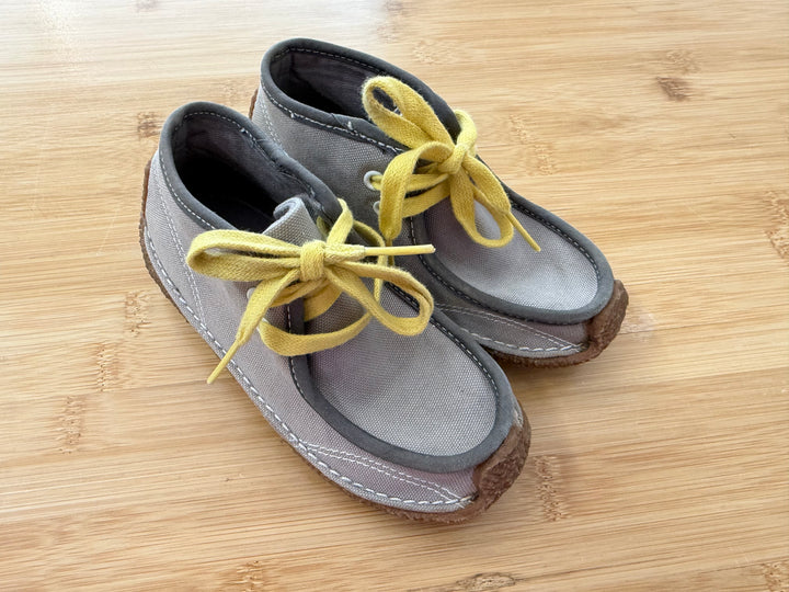 Morgan & Milo Grey Canvas Shoe – 9 | Yellow Lace Excellent