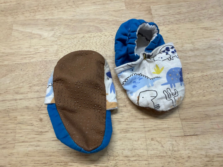 Bulldog Wrinkle Slippers – 18–24M Est. | Dinosaur Blue