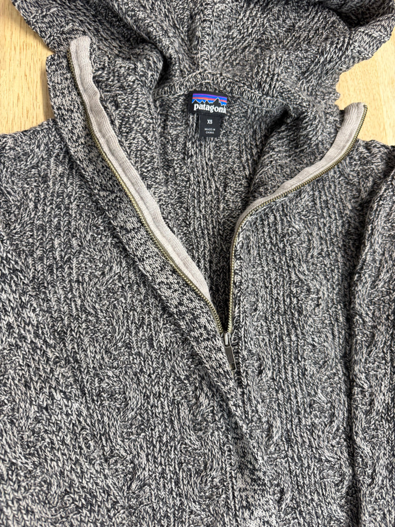Patagonia Chunky Cable Knit Zip-Up Sweater – Women's Small | Grey and Black Two-Tone