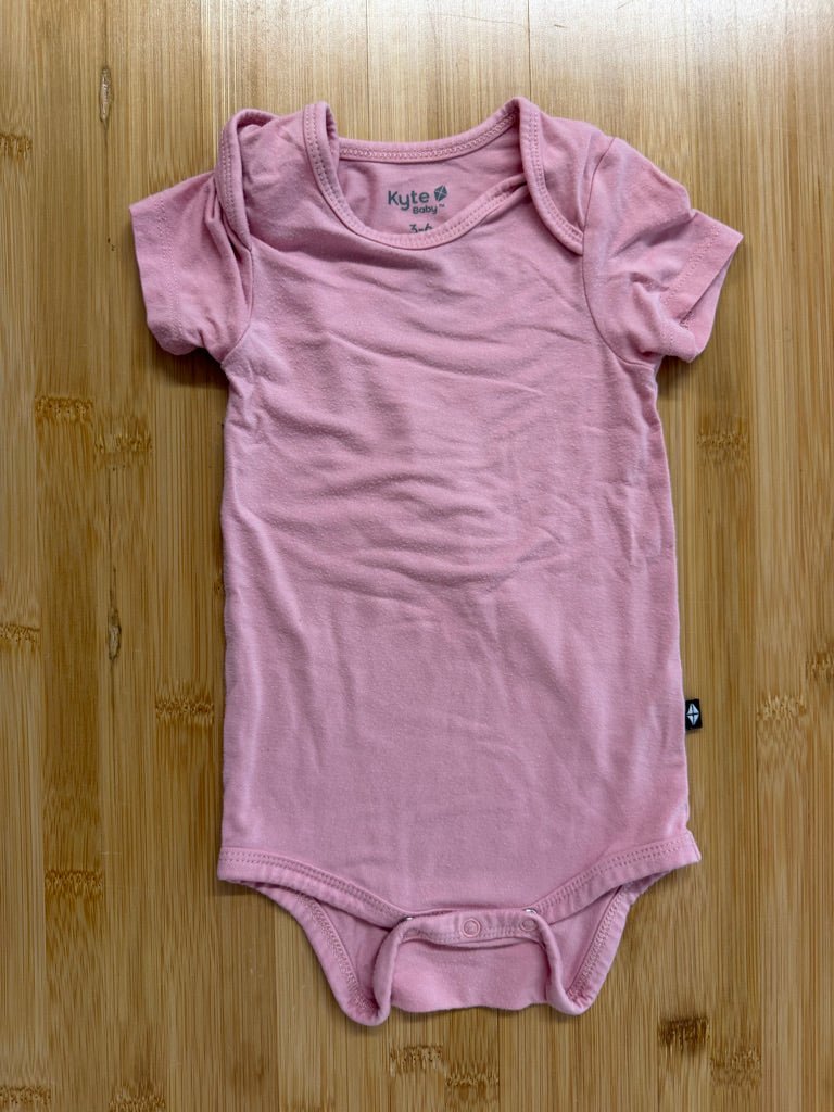Kyte Baby Short Sleeve Bodysuit – 3–6M | Light Pink | Play - Nest and Sprout-Consignment