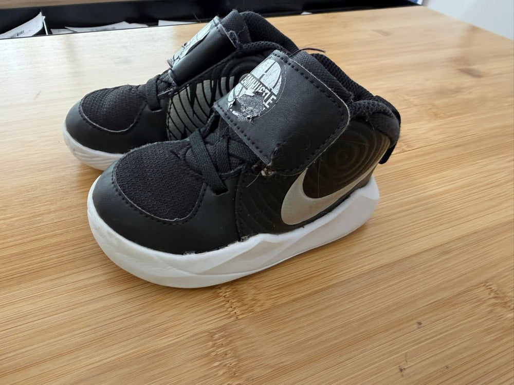 Nike Team Hustle Velcro Sneakers – 5 | Play - Nest and Sprout-Consignment