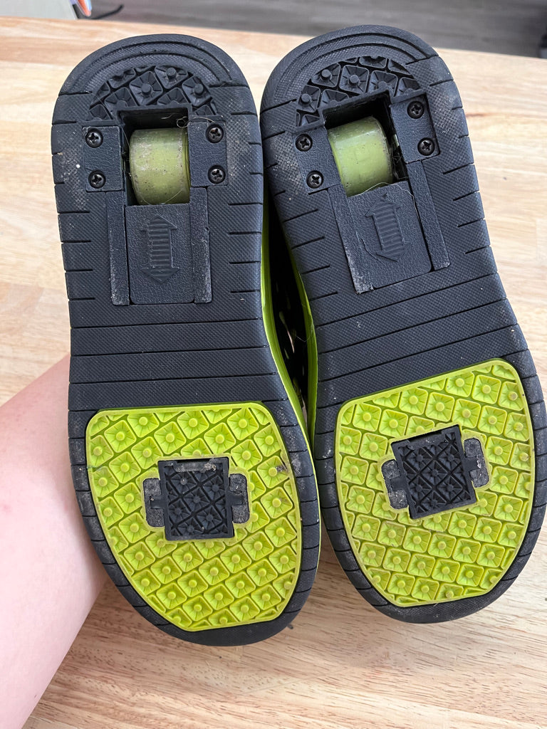 XDH Shoes – Size 40 Black & Green Wheel Style