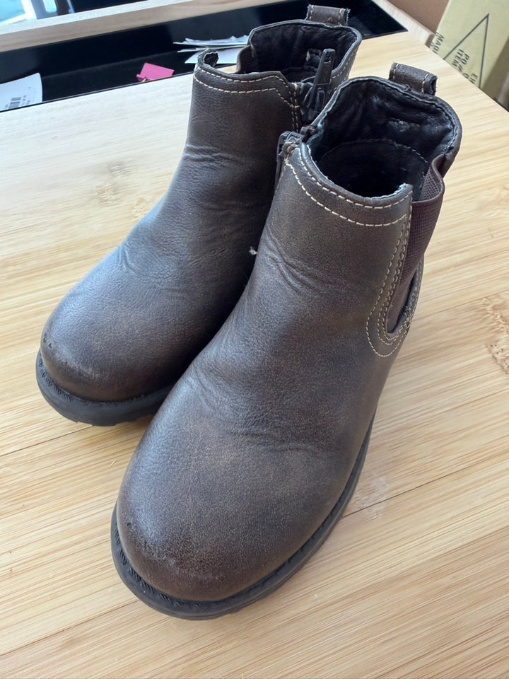 Chelsea Boots – 10 | Play