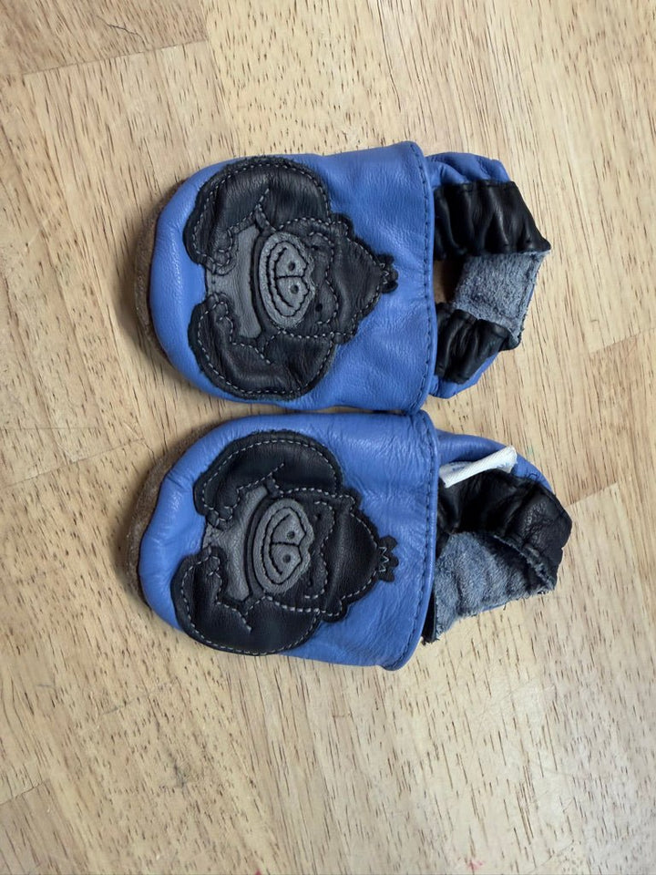 Robeez Gorilla Graphic Slippers Blue | Size 0–6M - Nest and Sprout - Consignment