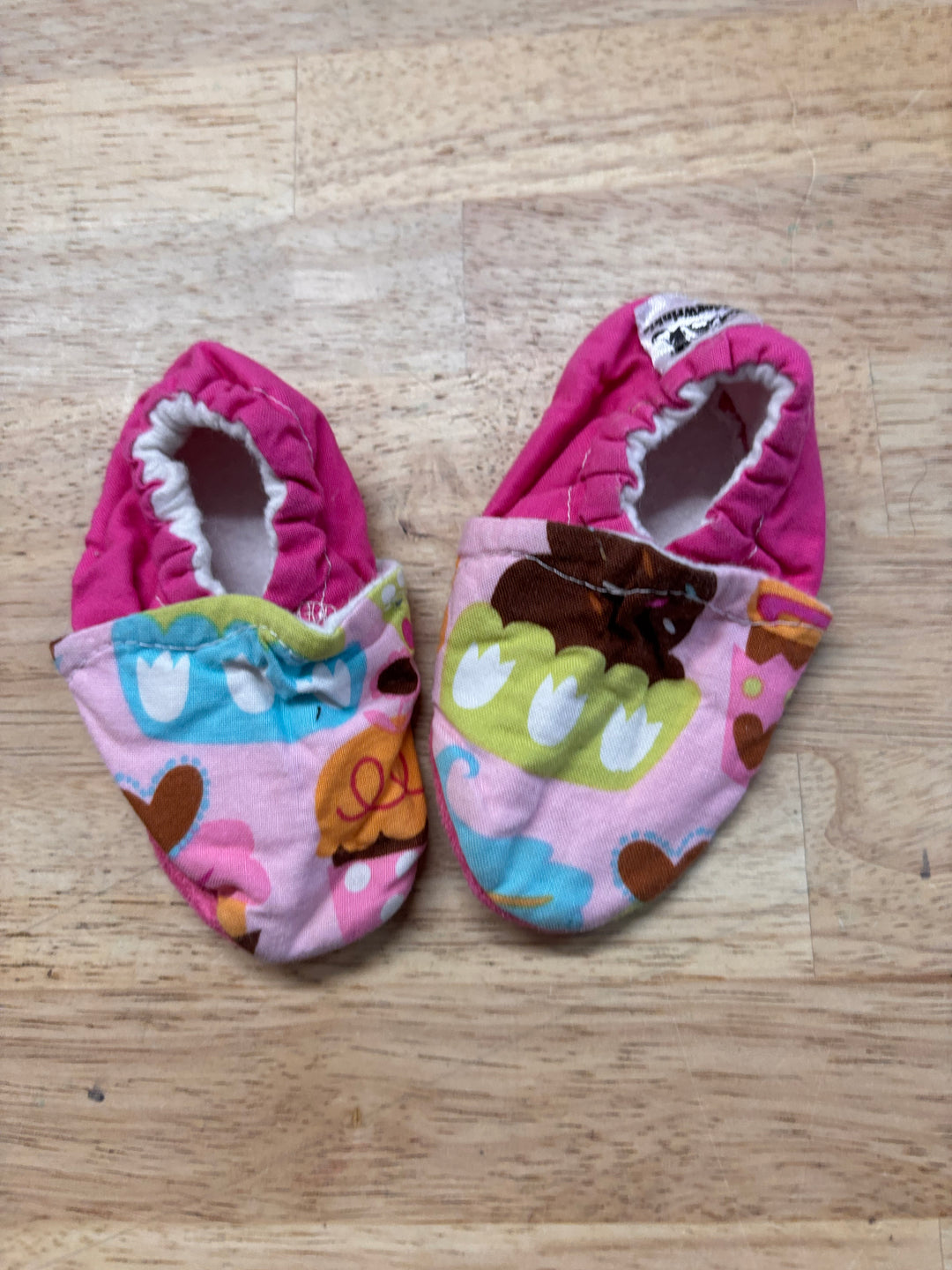 Bulldog Wrinkles Cupcake Slippers – 6–12M