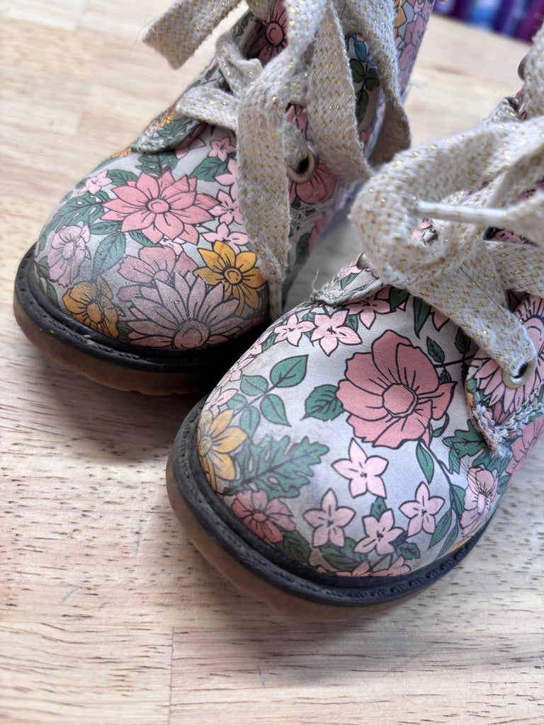Cat & Jack Size 6 Floral Lace-Up Boots