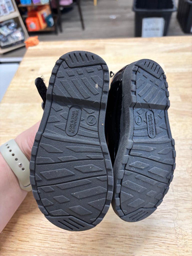 Old Navy Shiny Mary Jane Shoes – 7