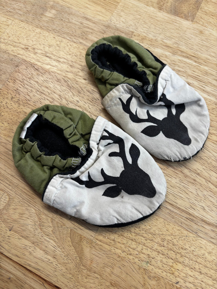 Bulldog Wrinkle Booties With Antlers | Size 18–24M