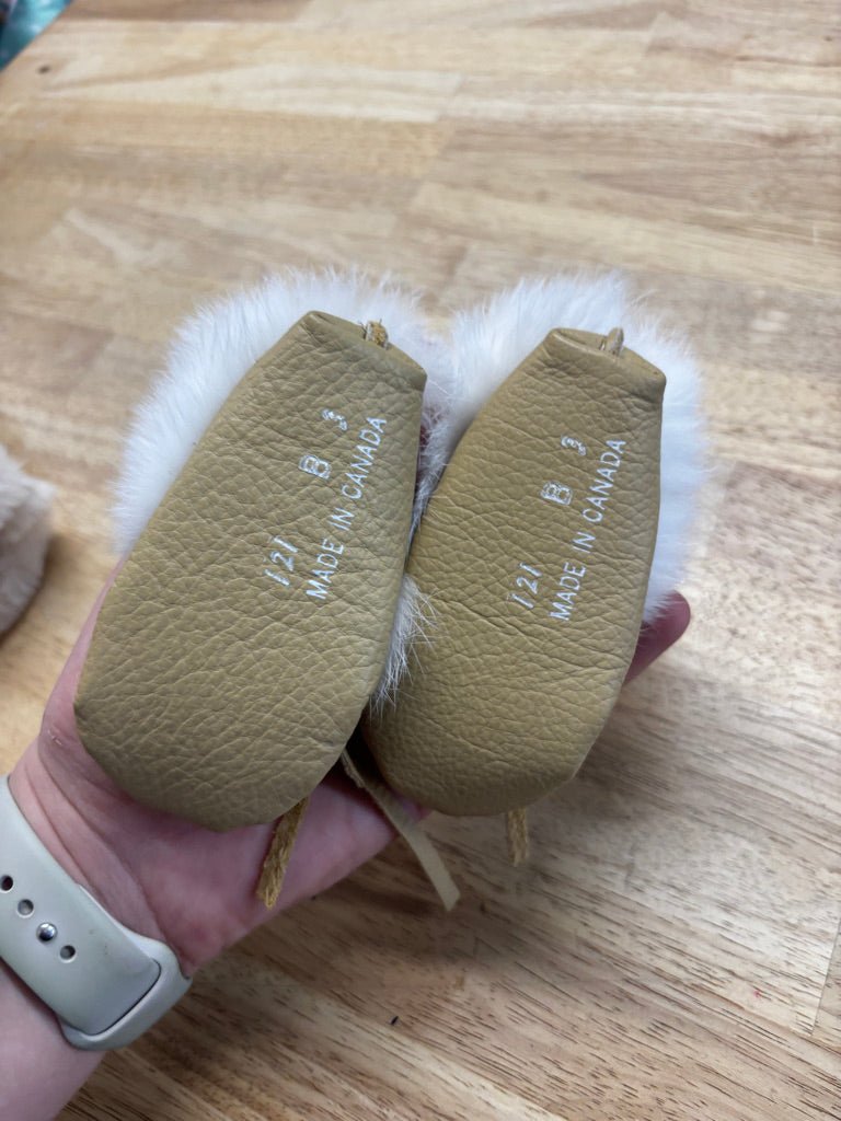 Handmade Moccasins Beige Fur Made in Canada | Size B3 - Nest and Sprout - Consignment