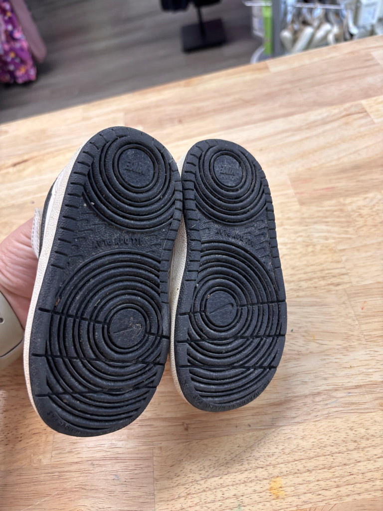 Nike Shoes – Size 6C (White/Scuffed)