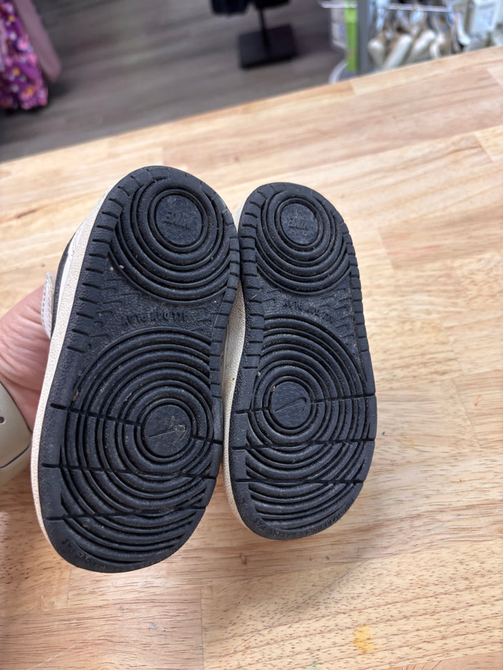 Nike Shoes – Size 6C (White/Scuffed)