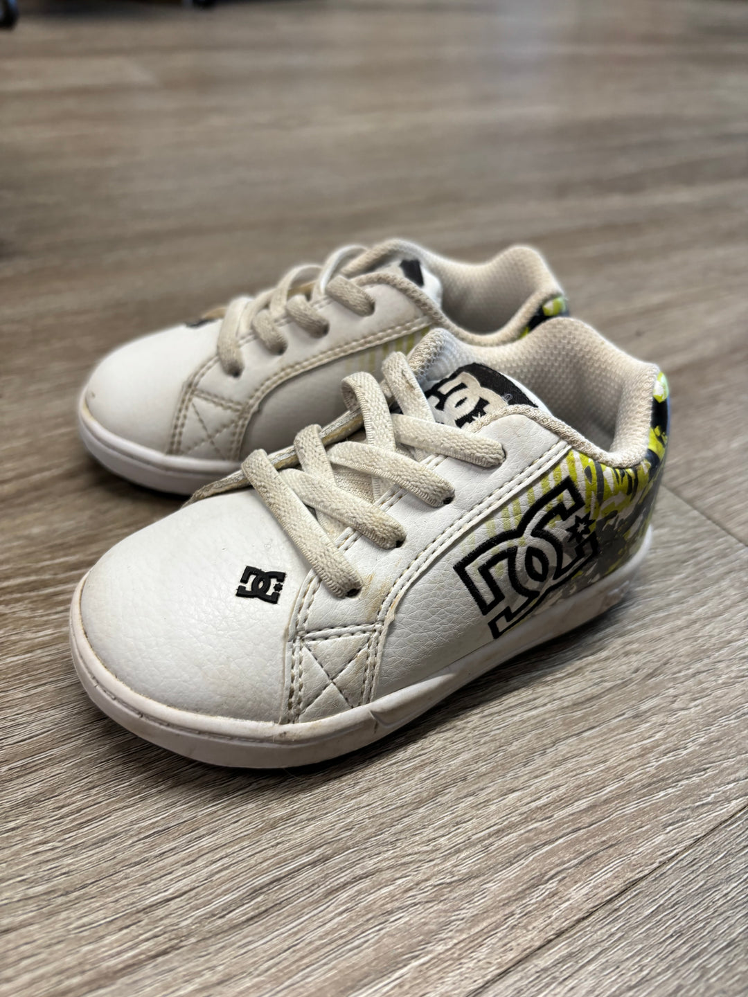DC White Green Black Sneakers | Size 6
