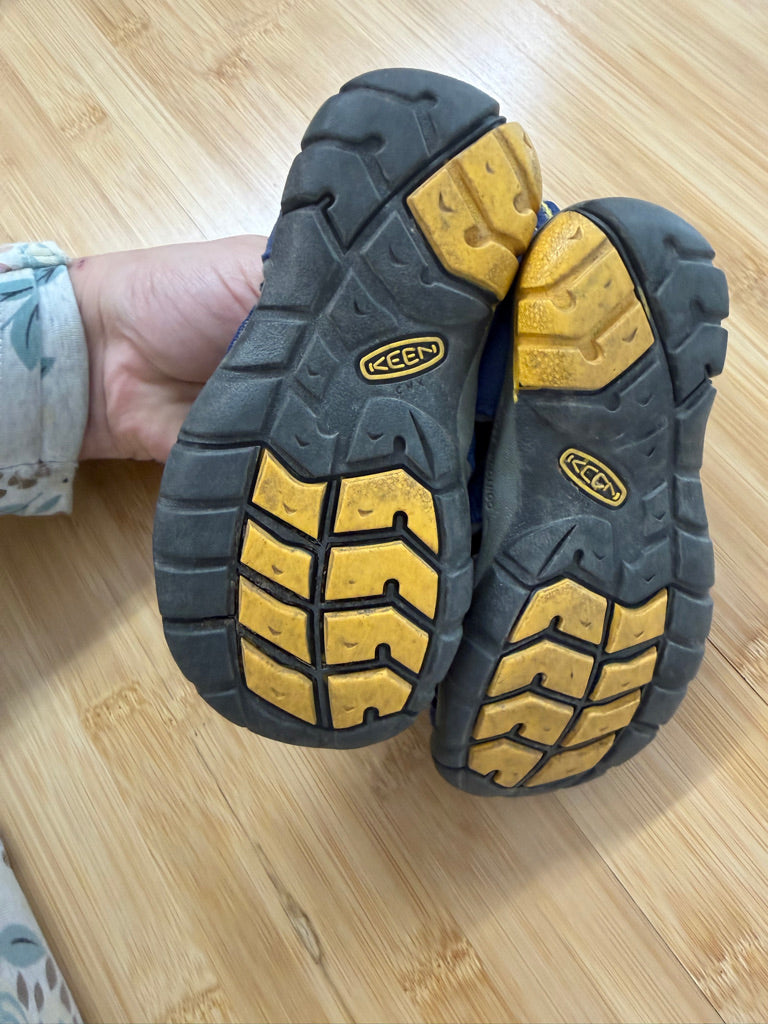 Keen Closed-Toe Sandals – 9