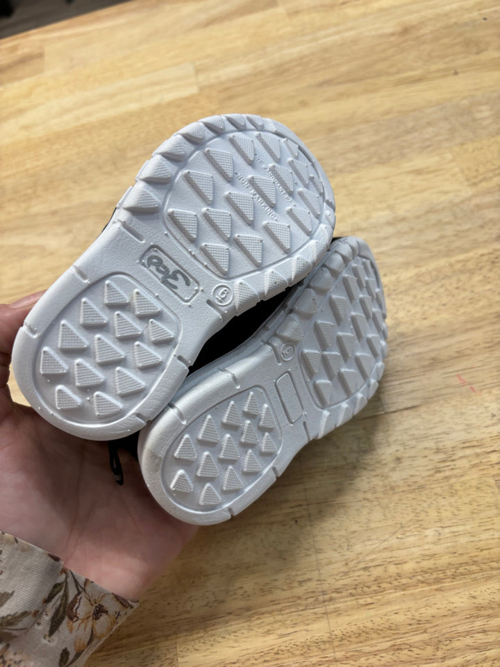 Athletic Works Pull-On Sneakers – 6