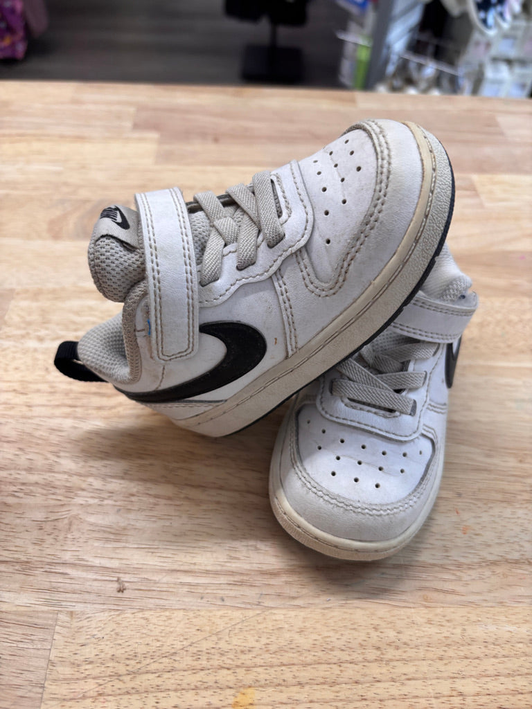 Nike Shoes – Size 6C (White/Scuffed)
