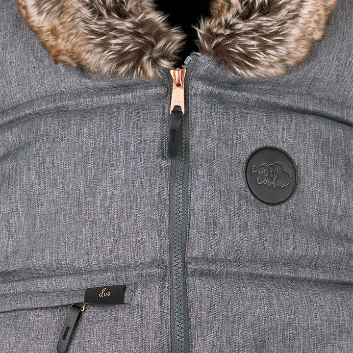 Up close view of the ykk zipper ont he petit coulou cover. This grey cover features coordinating accessoires