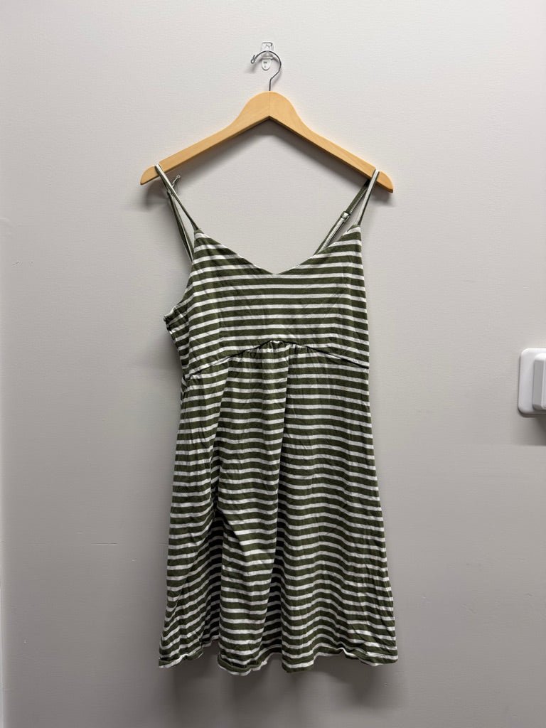 second hand maternity dresses Vintage Cotton Off-the-shoulder Two-piece Photoshoot Dress, White / XL Perfect for capturing those special maternity photoshoot moments Where to find second-hand maternity
