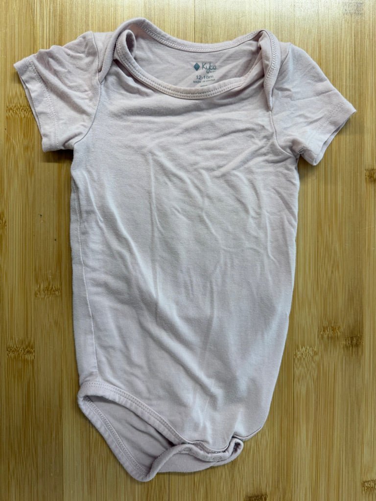 Kyte Baby Short Sleeve Bodysuit – 12–18M | Light Pink | Play - Nest and Sprout-Consignment