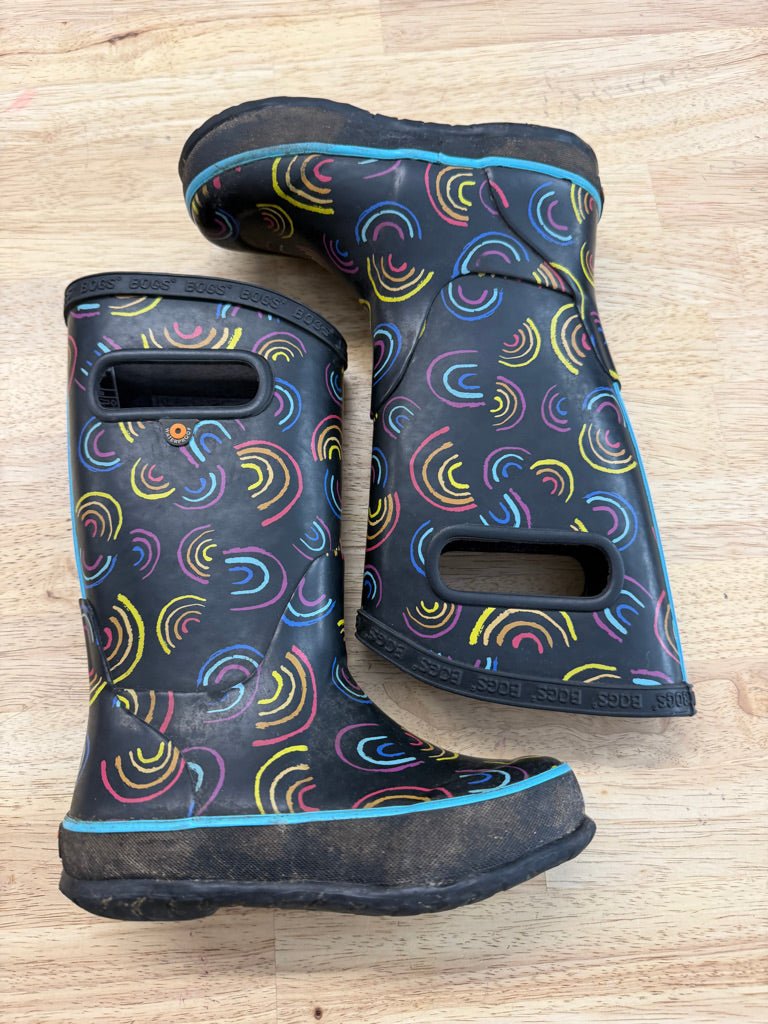 Bogs Rain Boots – 10 | Rainbow on Black - Nest and Sprout-Consignment