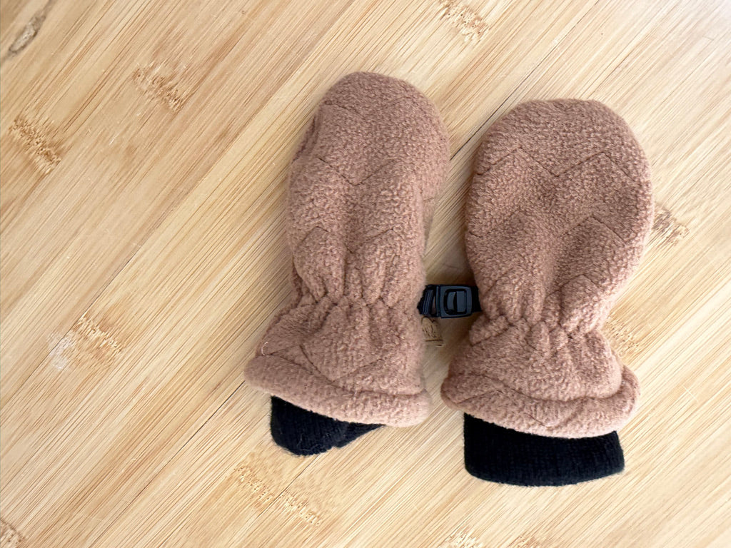 Jan and Jul Fleece Mittens – 3-9 Months | Brown Bear