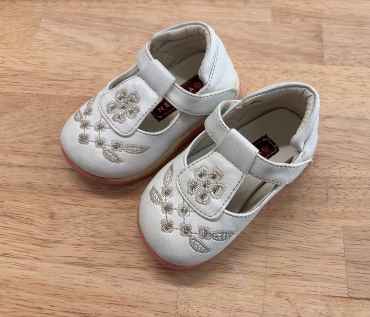 Nevada Size 2 Mary Jane Shoes