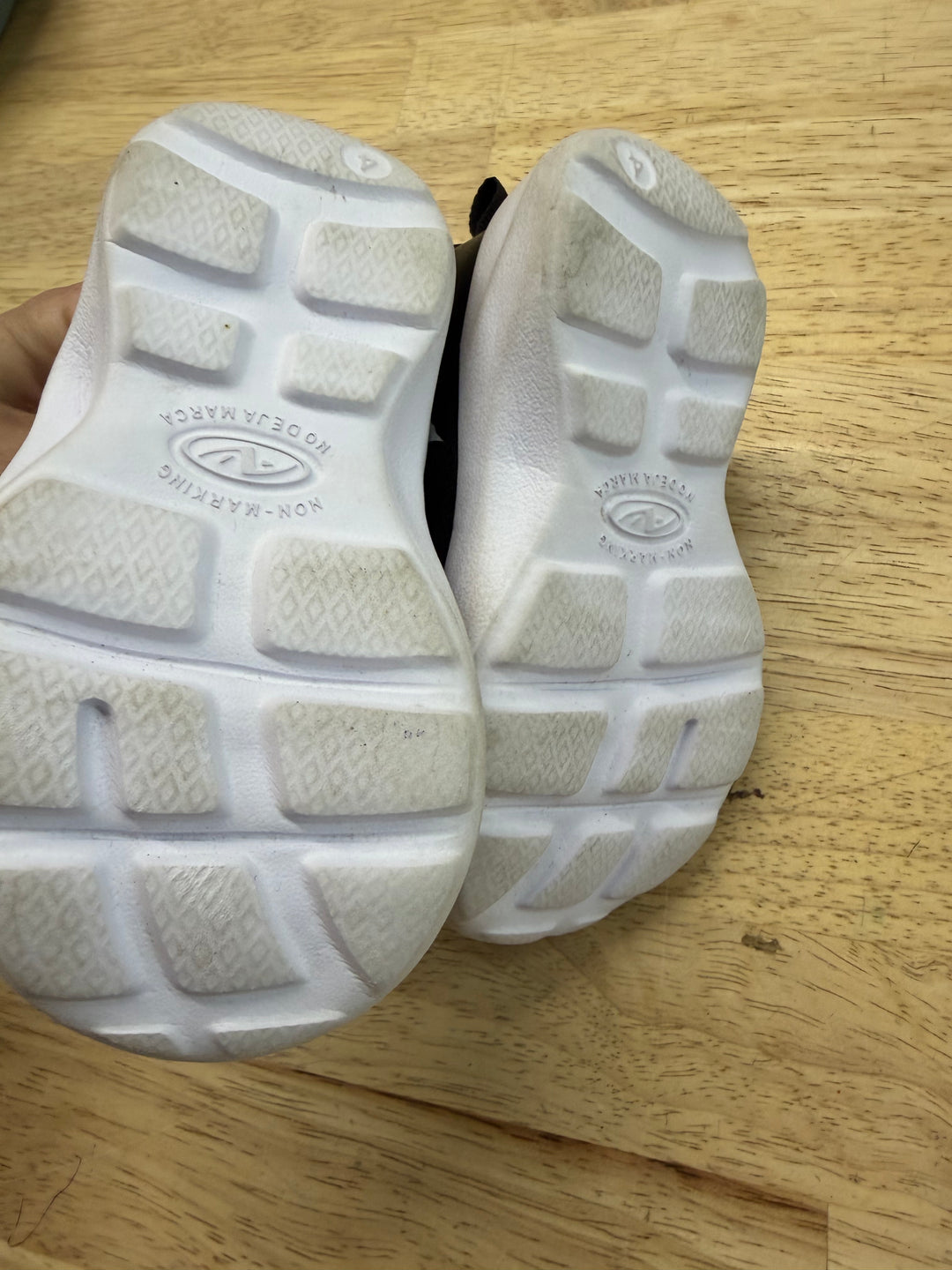 Athletic Works Black Runner Sneakers – 4 (EU 19)