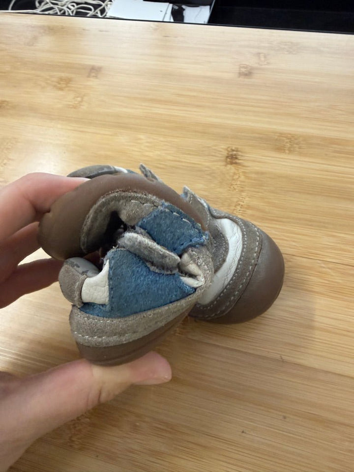 Skechers Barefoot Style Velcro Shoes – 7 (EU 23) | Soft Flexible | Play - Nest and Sprout-Consignment