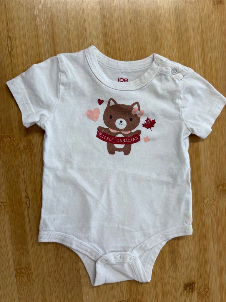 Joe Fresh Little Canadian Bodysuit – 3–6M | White Bear Graphic Snap | Holiday - Nest and Sprout-Consignment