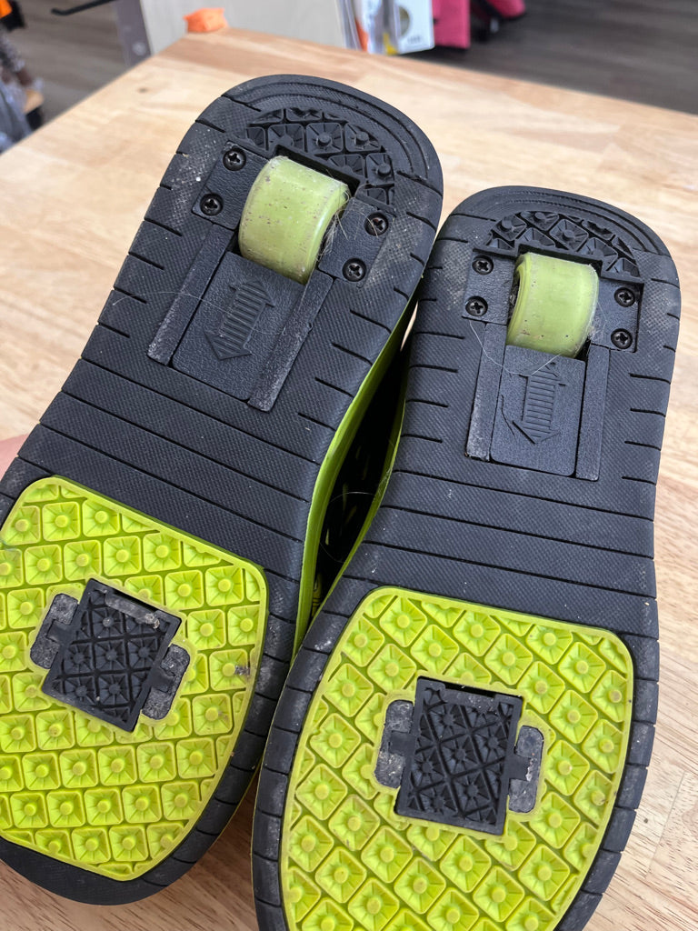 XDH Shoes – Size 40 Black & Green Wheel Style