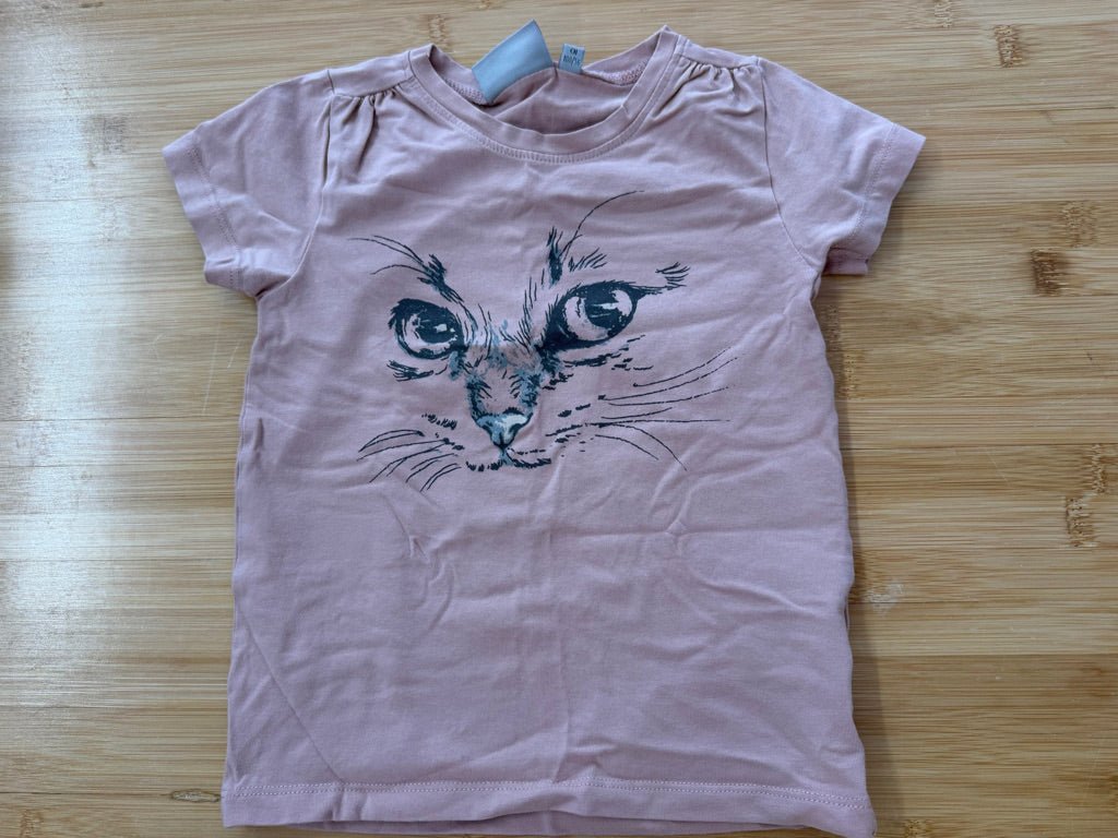 Wheat Cat Face T-Shirt – 4Y | Light Pink Backdrop - Nest and Sprout-Consignment