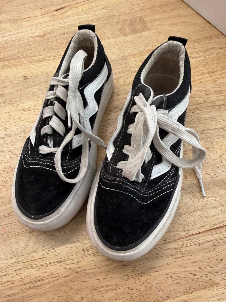 Ukids Lace - Up Sneakers – Junior 1 | Black & White - Nest and Sprout - Consignment