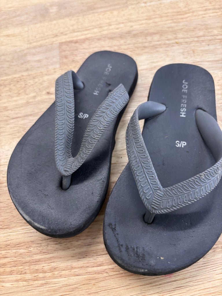 Joe Fresh Small Black Flip Flops - Nest and Sprout - Consignment