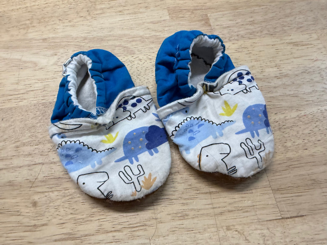 Bulldog Wrinkle Slippers – 18–24M Est. | Dinosaur Blue