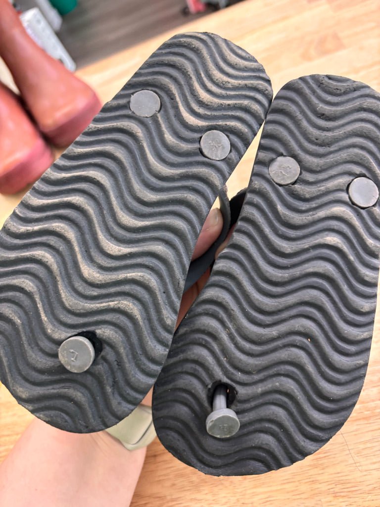 Joe Fresh Small Black Flip Flops - Nest and Sprout - Consignment