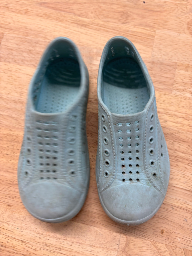 Croc-Style Shoes – Size 9 PLAY
